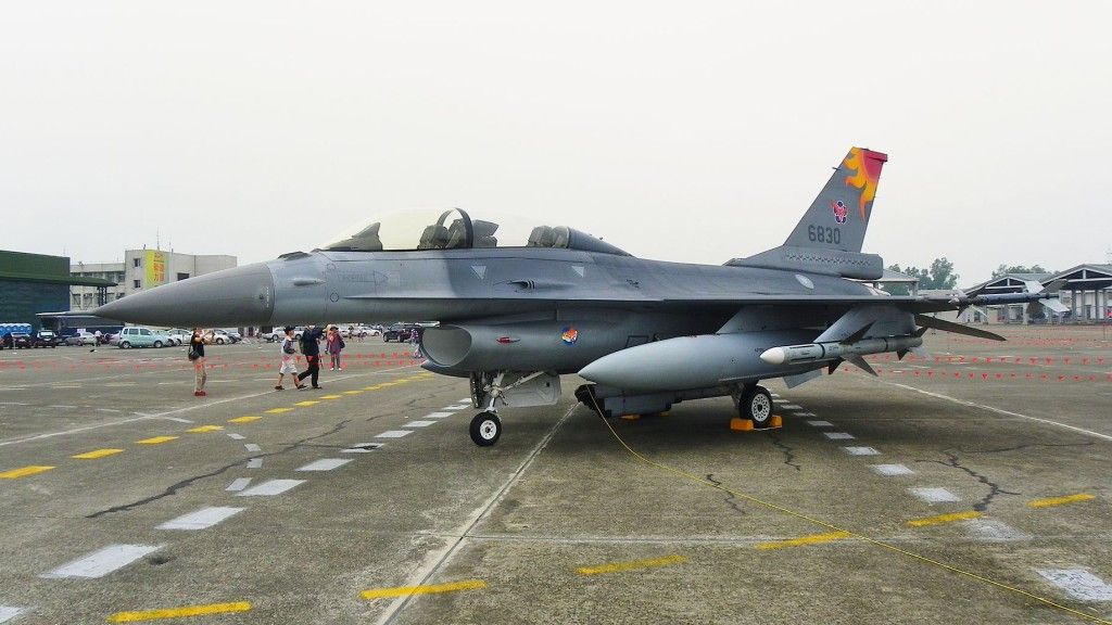 Tajwański F-16B. Fot. 玄史生, Wikipedia, CC BY-SA 3.0