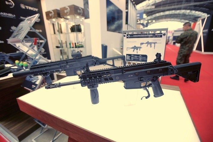 Karabinek APC556 i pistolet maszynowy APC9 na stoisku Cenzin na MSPO 2018. Fot. Defence24.pl