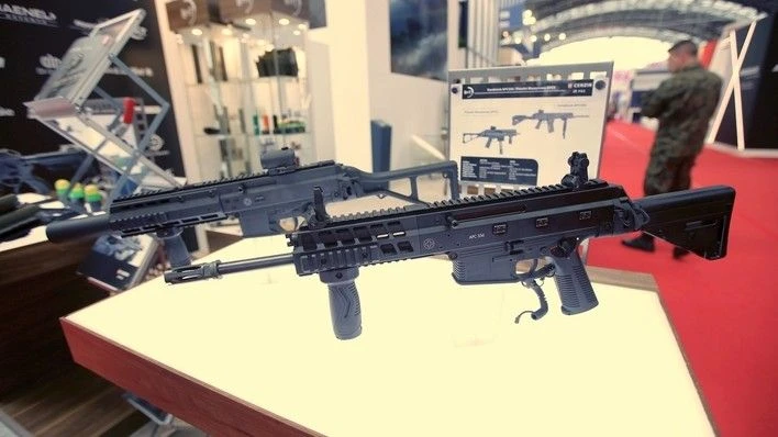 Karabinek APC556 i pistolet maszynowy APC9. Fot. Marta Rachwalska/Defence24.pl