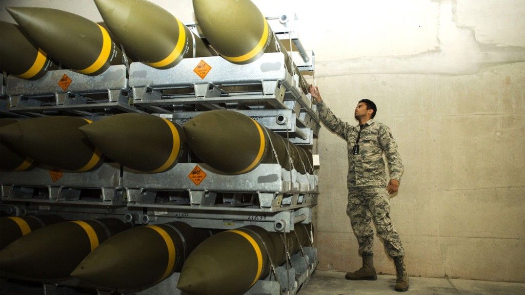 Rozładunek kontenreów z amunicją dostarczoną przez 86. Dywizjon / Fot. af.mil