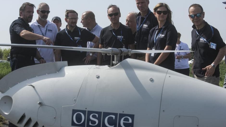 Bezzałogowiec dalekiego zasięgu misji OBWE prezentowany sekretarzowi generalnemu organizacji. Fot. OBWE
