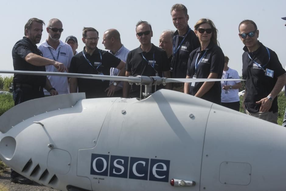 Bezzałogowiec dalekiego zasięgu misji OBWE prezentowany sekretarzowi generalnemu organizacji. Fot. OBWE