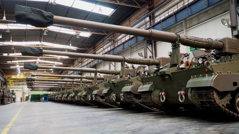 12 Krab self-propelled howitzers are ready to be handed off to the military. These vehicles are going to be a part of the first series manufactured Regina squadron fire module element. According to the contract concluded in December 2016, HSW is to deliver this module (DMO - Dywizjonowy Moduł Ogniowy) until the end of 2019. It has been planned that the first battery consisting of 8 vehicles shall be delivered in 2018.