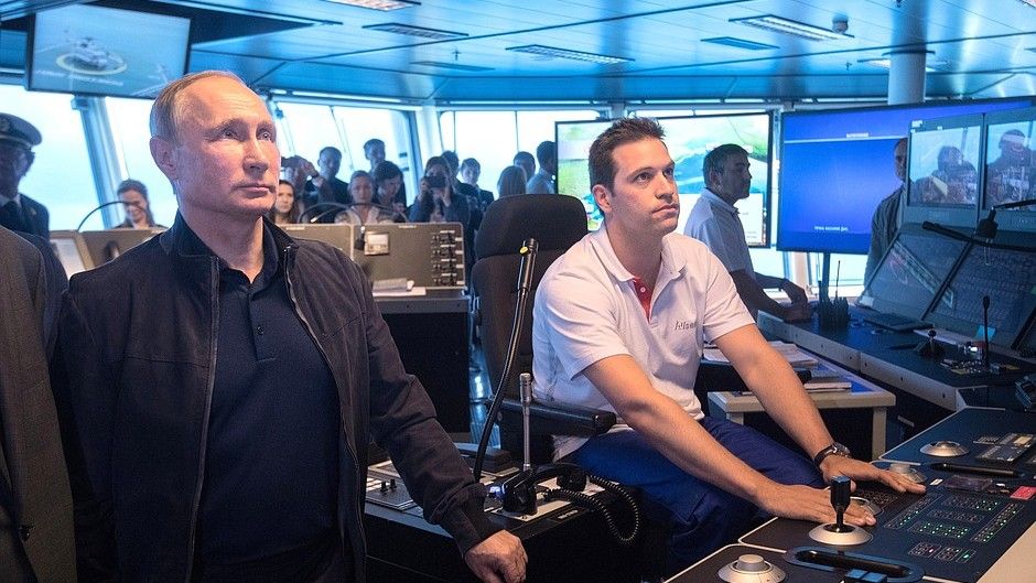 Fot.: Prezydent Rosji Władimir Putin na pokładzie statku Pioneering Spirit; kremlin.ru