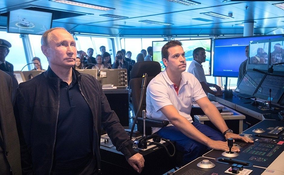 Fot.: Prezydent Rosji Władimir Putin na pokładzie statku Pioneering Spirit; kremlin.ru