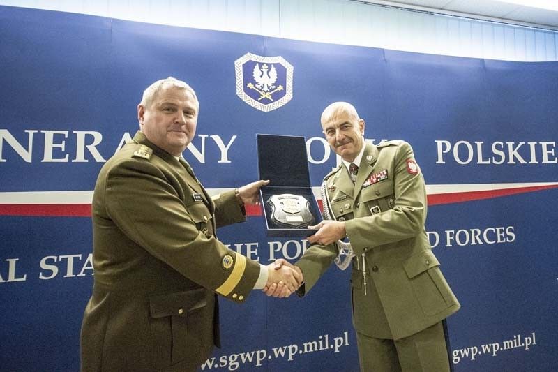 Gen. Riho Terras (z lewej) i gen. broni Rajmund T. Andrzejczak. Fot. ppłk Sławomir Ratyński / SGWP