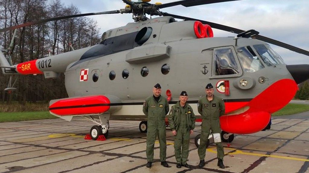 Mi-14PŁ/R (nr 1012) z załogą/ Fot. blmw.wp.mil.pl