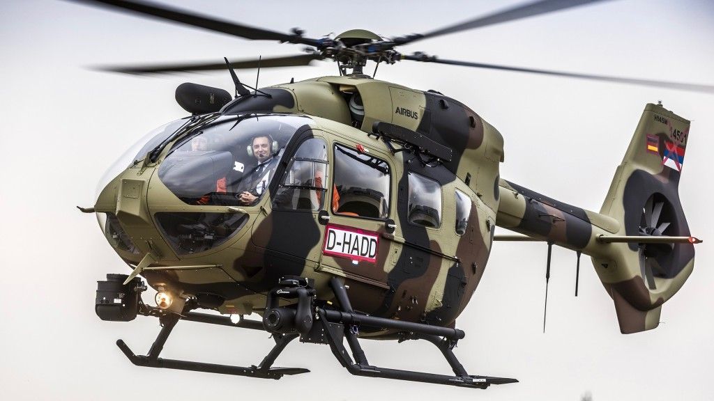 Minister obrony Serbii Aleksandar Vulin za sterami H145M. Maszyna jeszcze z tymczasową, cywiln rejestracją ale już w docelowym malowaniu. Fot. Airbus Helicopters