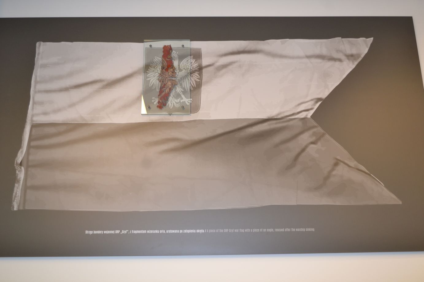 Szczątki bandery z fragmentem orła, które zostały uratowane ze stawiacza min ORP „Gryf” zatopionego na Helu 3 września 1939 r. Fot. M.Dura