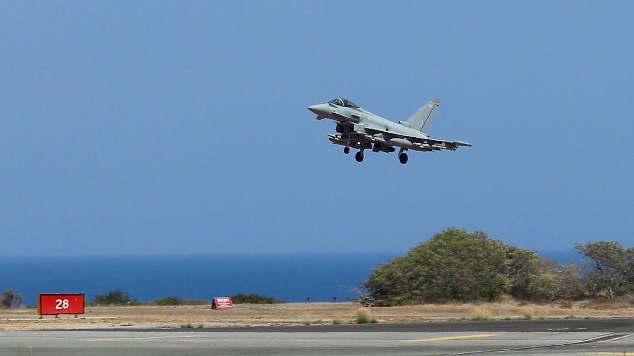 Brytyjski Eurofghter Typhoon startuje z bazy Akrotiri na Cyprze / Fot. J. Sabak/ defence24.pl