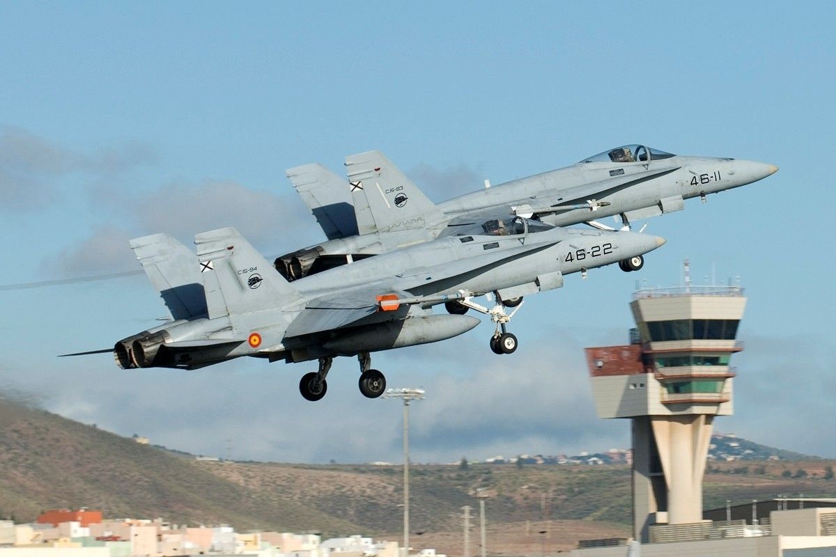 Hiszpańskie F-18 z bazy Gando na Gran Canarii. Fot. JaviFdez/Wikimedia Commons, Domena Publiczna