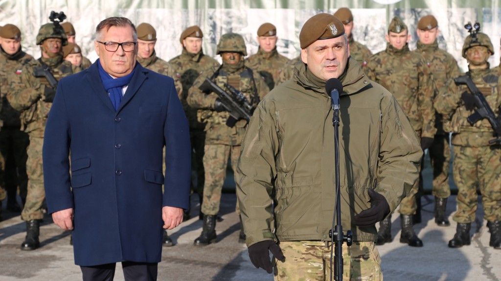 Dowódca WOT gen. dyw. Wiesław Kukuła (z prawej) i prezes ZM Tarnów Henryk Łabędź. Fot. Rafał Lesiecki / Defence24.pl