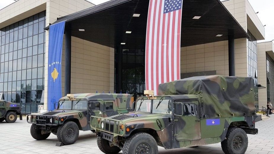 Przekazanie samochodów HMMWV dla KSB / Fot. Ambasada USA w Prisztinie via Twitter