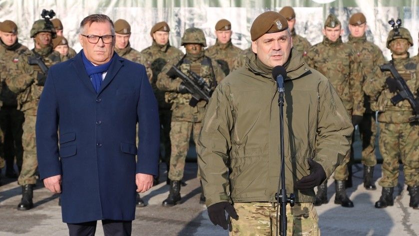 Commander of the Territorial Defence Forces, Div. Gen. Wiesław Kukuła (right-hand side), and President of the ZM Tarnów facility, Henryk Łabędź. Image Credit: Rafał Lesiecki / Defence24.pl