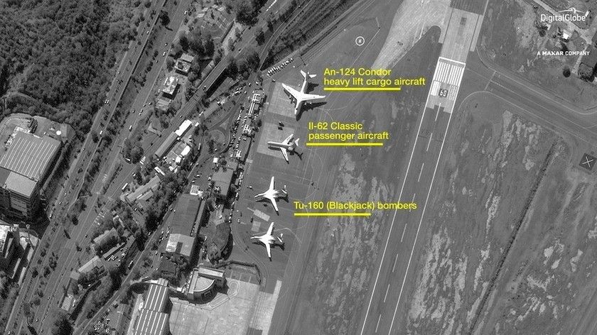 Rosyjskie samoloty wojskowe, w tym bombowce strategiczne Tu-160 na lotnisku koło Caracas, Fot. Digital Globe