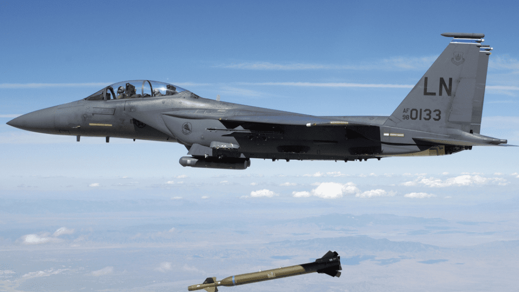 F-15E Strike Eagle zrzucający bombę GBU-28. Fot. TSgt Michael Ammons/USAF via Wikipedia.
