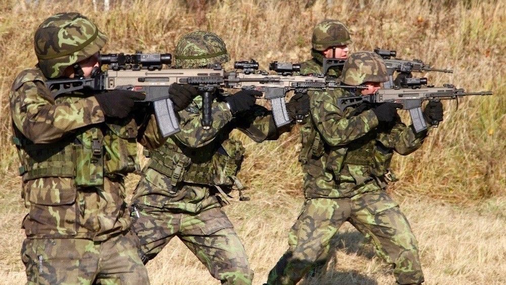 Czescy żołnierze z karabinkami Bren 2. Fot. Jan Kouba / Ministerstvo obrany České Republiky