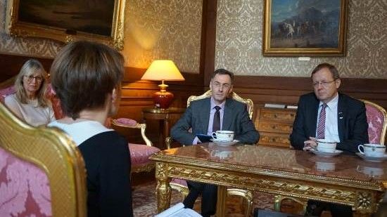 Minister Jadwiga Emilewicz w rozmowie z Dyrektorem Generalnym ESA Janem Woernerem. Fot. MPiT