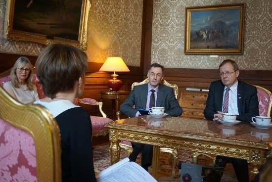 Minister Jadwiga Emilewicz w rozmowie z Dyrektorem Generalnym ESA Janem Woernerem. Fot. MPiT