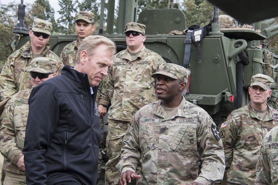 Patrick M. Shanahan (w cywilnym ubraniu) / Fot. Departament of Defense/ defense.gov