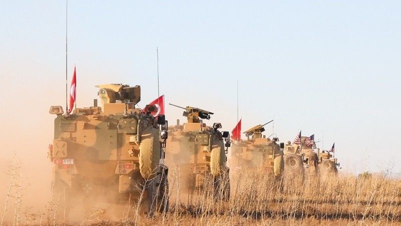 Wspólny konwój wojsk amerykańskich i tureckich w okolicy Manbij, Syria. / Fot. SPC. Arnada Jones/US Army