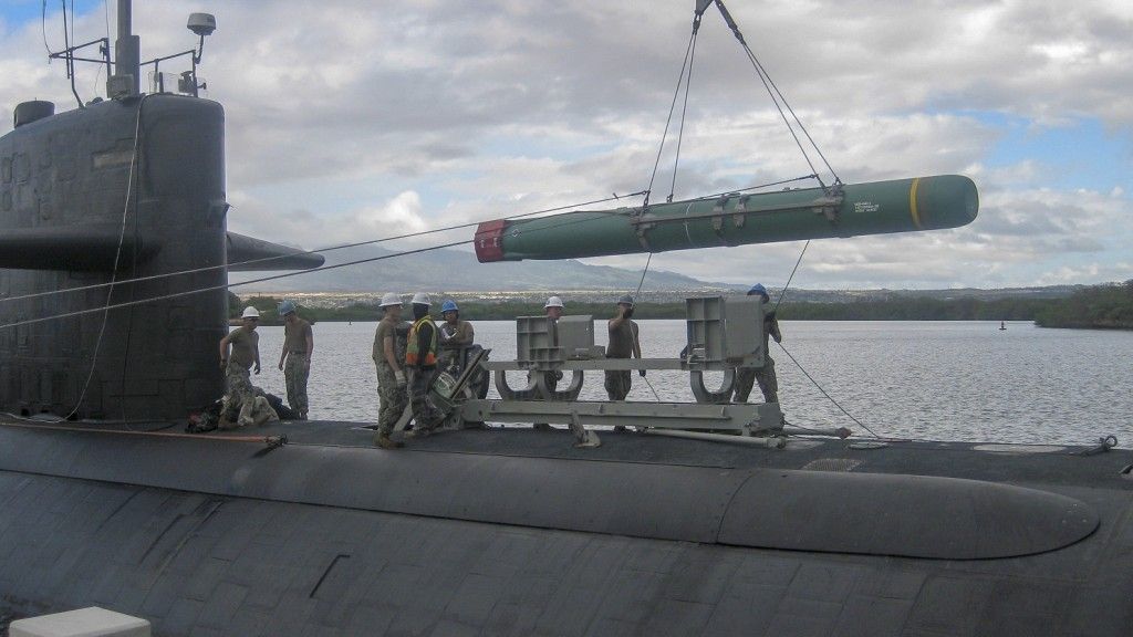 Załadunek kapsuły z rakietą Harpoon na okręt podwodny USS „Olympia” 3 lipca 2018 roku podczas manewrów RMPAC. Fot. S.Griffin/US Navy