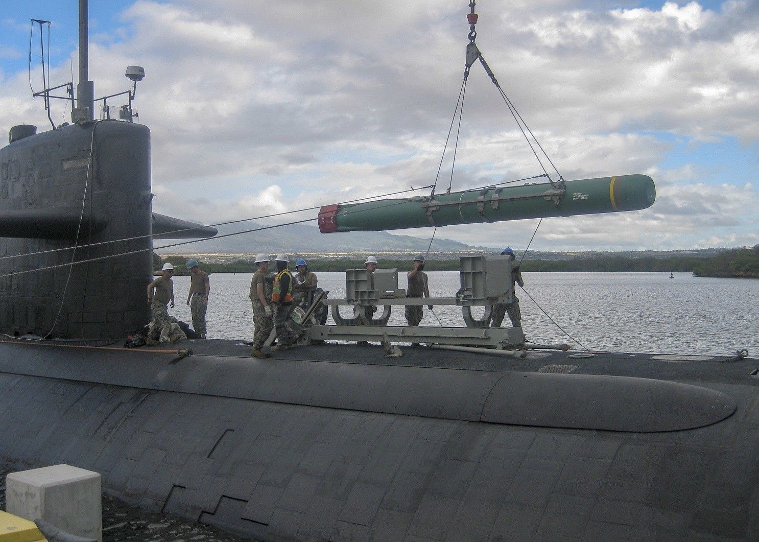 Załadunek kapsuły z rakietą Harpoon na okręt podwodny USS „Olympia” 3 lipca 2018 roku podczas manewrów RMPAC. Fot. S.Griffin/US Navy
