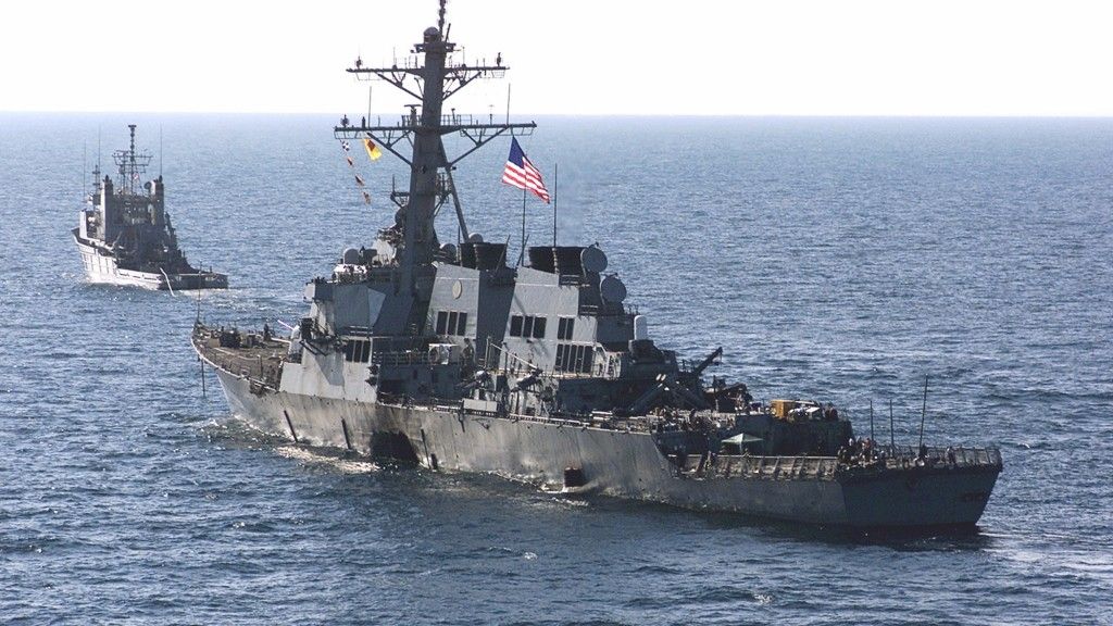 USS Cole holowany z Adenu po ataku / Fot. DoD / Sgt. Don L. Maes, U.S. Marine Corps