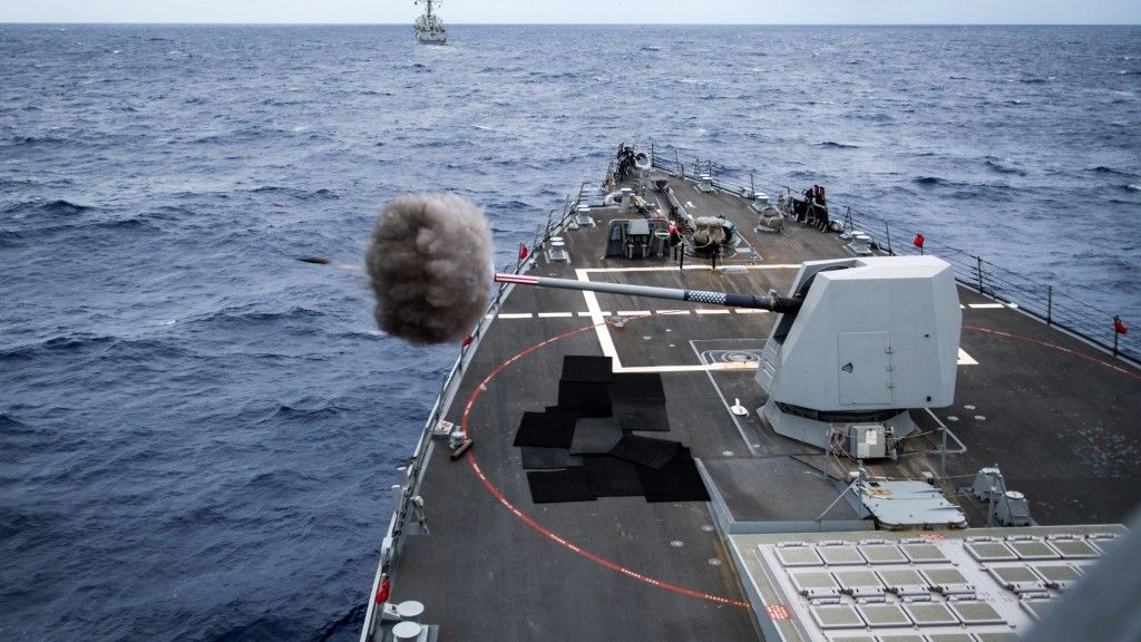 Strzelanie z armaty Mark 45 niszczyciela USS „Dewey” przeprowadzone 4 sierpnia 2018 r. w czasie ćwiczeń RIMPAC 2018. Fot. D. Langer/US Navy
