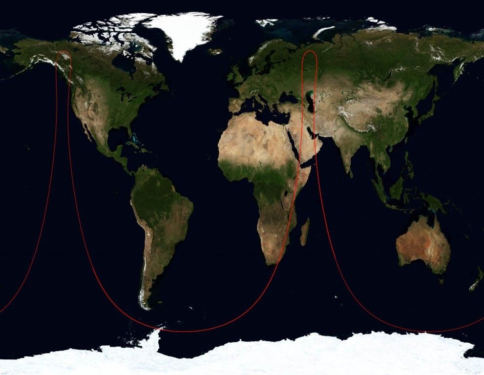 Naziemny "ślad" orbitalnej ścieżki satelity Kosmos-2430. Ilustracja: Secretlondon; licencja: CC BY-SA 3.0; źródło: Wikimedia Commons