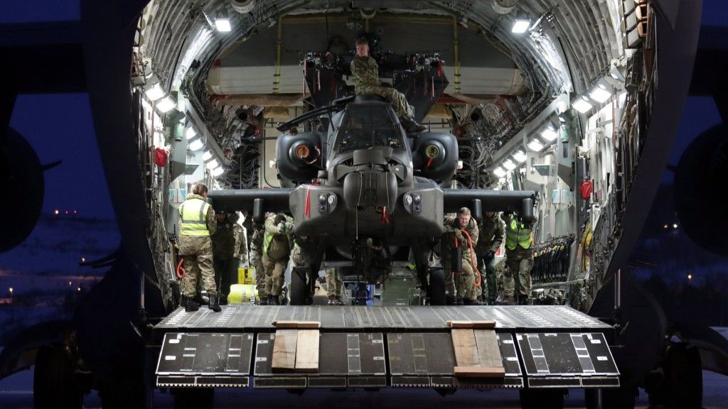 Apache wyprowadzany z pokładu C-17 / 656 Squadron, 4 Regiment Army Air Corps