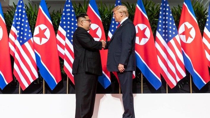 Przywódcy USA Donald Trump i Korei Płn. Kim Dzong - Un podczas spotkania w Hanoi /Fot. Department od State Twitter