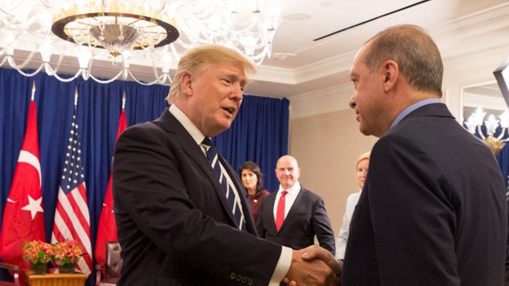 Prezydenci :  USA Donald Trump (z lewej) i Recep Tayyip Erdoğan/US Embassy and Consulates in Turkey