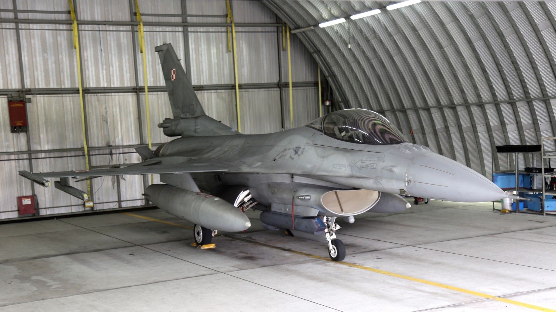Samolot F-16C "Jastrząb" w bazie w Poznaniu-Krzesinach. Takie maszyny biorą właśnie udział w misji Baltic Air Policing. Fot. Rafał Lesiecki / Defence24.pl