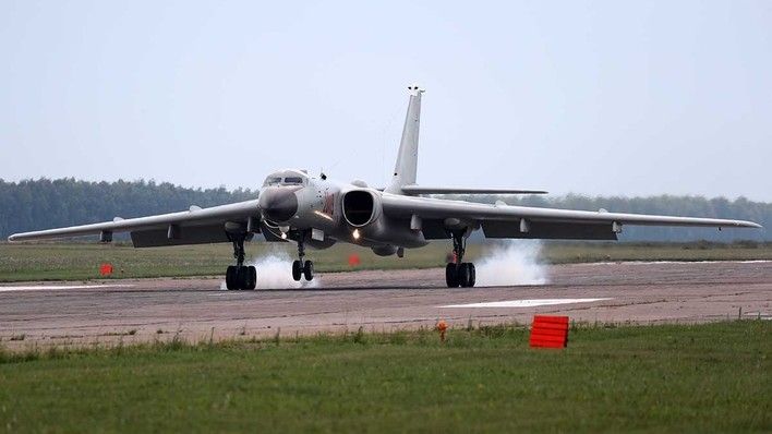 Podstawowy chiński bombowiec strategiczny H-6K. Fot. mil.ru