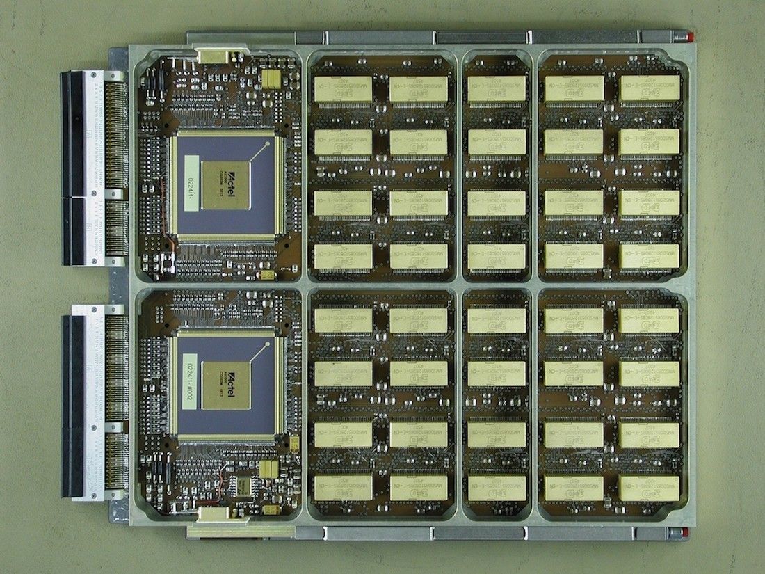 Jedna z sześciu kart pamięci jednostki pamięci masowej PDHU na pokładzie sondy Gaia. Fot. SYDERAL SA