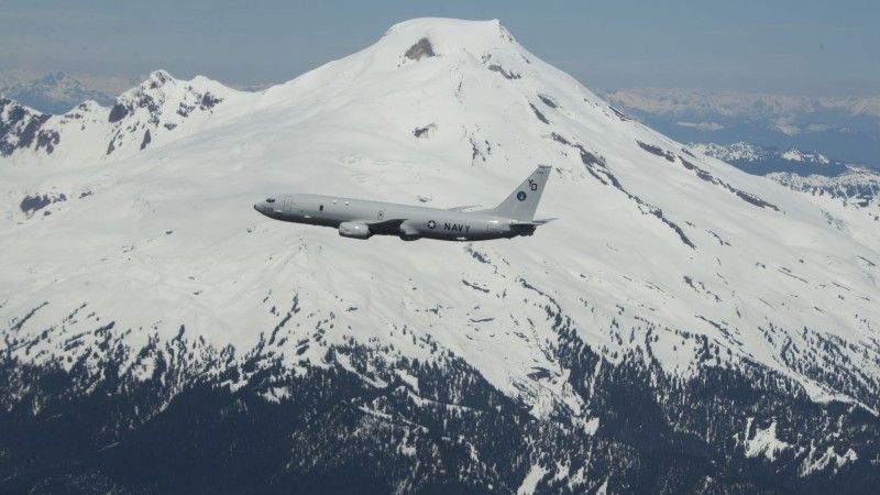 Samolot P-8A Poseidon  na tle góry Mount Baker w stanie Waszyngton podczas ćwiczeń w 2017 r. Fot. US Navy
