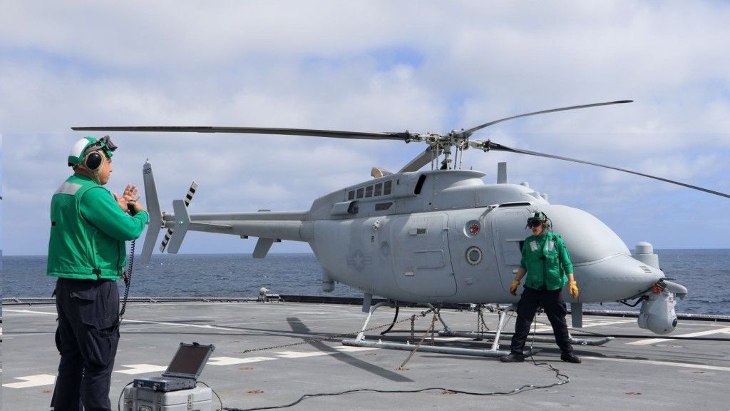 Przygotowanie do startu bezzałogowego śmigłowca MC-8C Fire Scout na pokładzie trzykadłubowego okrętu do działań przybrzeżnych USS „Coronado” 21 czerwca 2018 r. Fot. J.Robinson/US Navy