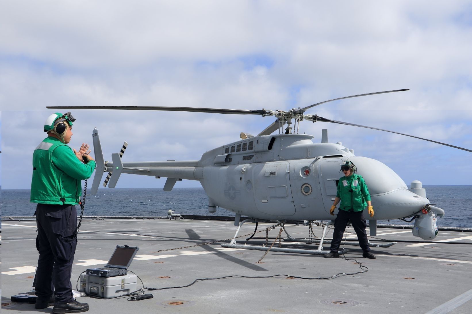 Przygotowanie do startu bezzałogowego śmigłowca MC-8C Fire Scout na pokładzie trzykadłubowego okrętu do działań przybrzeżnych USS „Coronado” 21 czerwca 2018 r. Fot. J.Robinson/US Navy