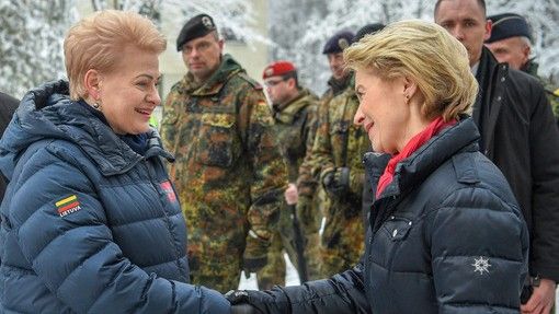 Prezydent Dalia Grybauskaite (z lewej), minister obrony Niemiec Ursula von der Leyen / Fot. www.lrp.lt