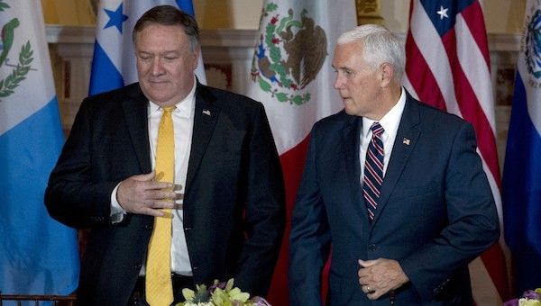 Sekretarz stanu Mike Pompeo (po lewej) i wiceprezydent USA Mike Pence / Fot. witf.org