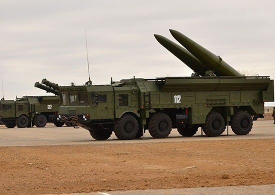 Na drugim planie widoczny transporter systemu Iskander-M zaadaptowany do wystrzeliwania rakiet systemu Kalibr. Zdjęcie z 2016 r. / Fot. mil.ru