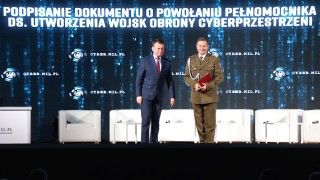 Szef MON Mariusz Błaszczak (z lewej) i pełnomocnik ds. utworzenia Wojsk Obrony Cyberprzestrzeni płk Karol Molenda. Fot. Rafał Lesiecki / Defence24.pl