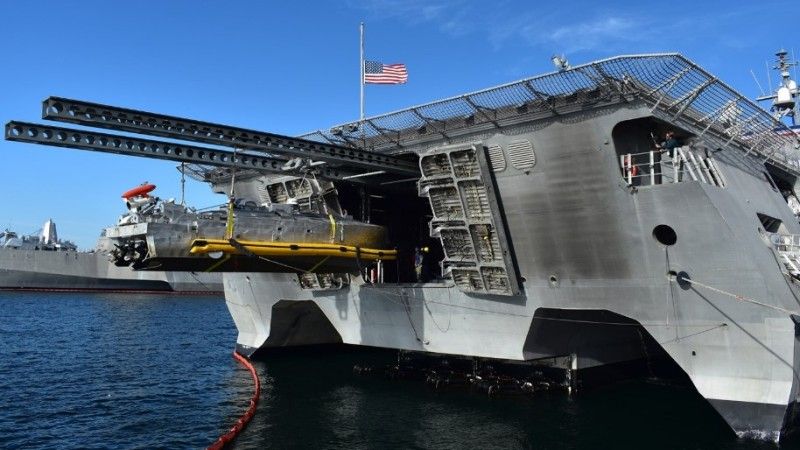 Próby systemu opuszczania przeciwminowego, bezzałogowego pojazdu nawodnego CUSV na trzykadłubowym okręcie do działań przybrzeżnych LCS USS „Independence” (LCS 2) w porcie San Diego. Fot. US Navy