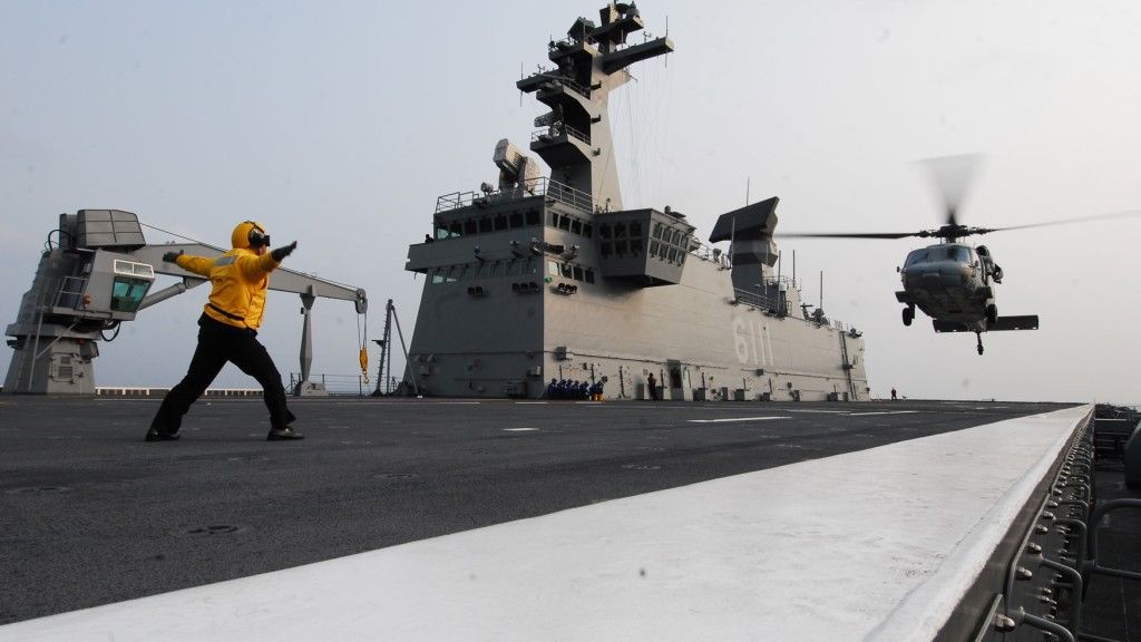Śmigłowiec MH-60S US Navy lądujący na koreańskim okręcie desantowym "Dokdo", fot. US Navy