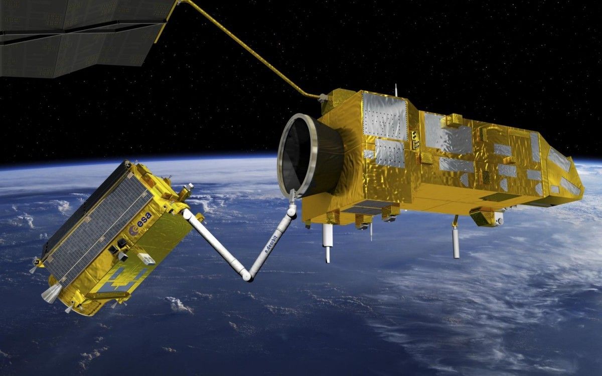 Artystyczna wizualizacja przechwycenia nieczynnego satelity przez satelitę "sprzątającego" wyposażonego w ramię robotyczne. Ilustracja: ESA–David Ducros