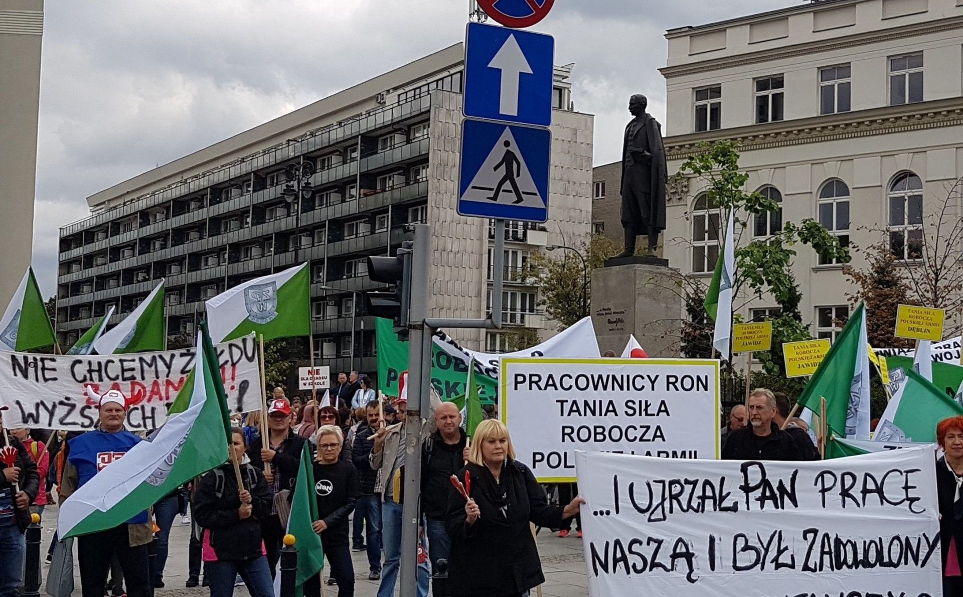 Członkowie Związków Zawodowych Cywilnych Pracowników Wojska podczas protestów 22.09.2018 / Fot. zpwtarcza.pl