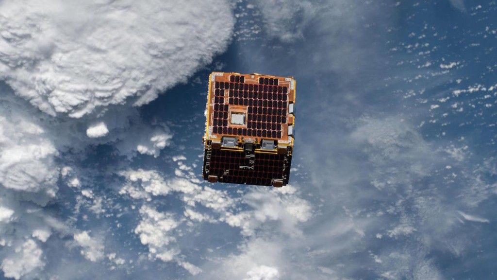 Satelita RemoveDEBRIS po opuszczeniu ISS. Fot. NASA