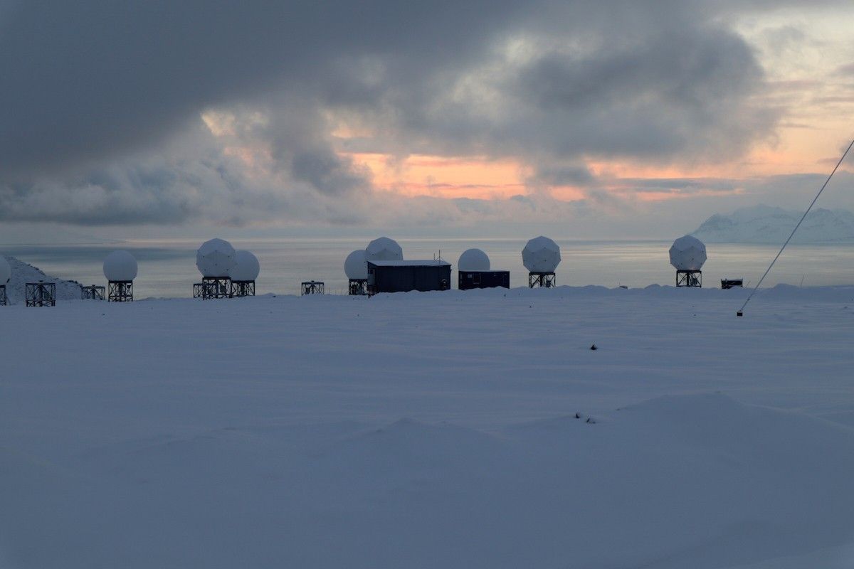 Stacja naziemna Svalbard w Norwegii, należąca do K-SAT, gdzie znajduje się większość anten, które ICEYE wykorzystuje do komunikacji ze swoimi satelitami. Fot. Krzysztof Węgrzynek
