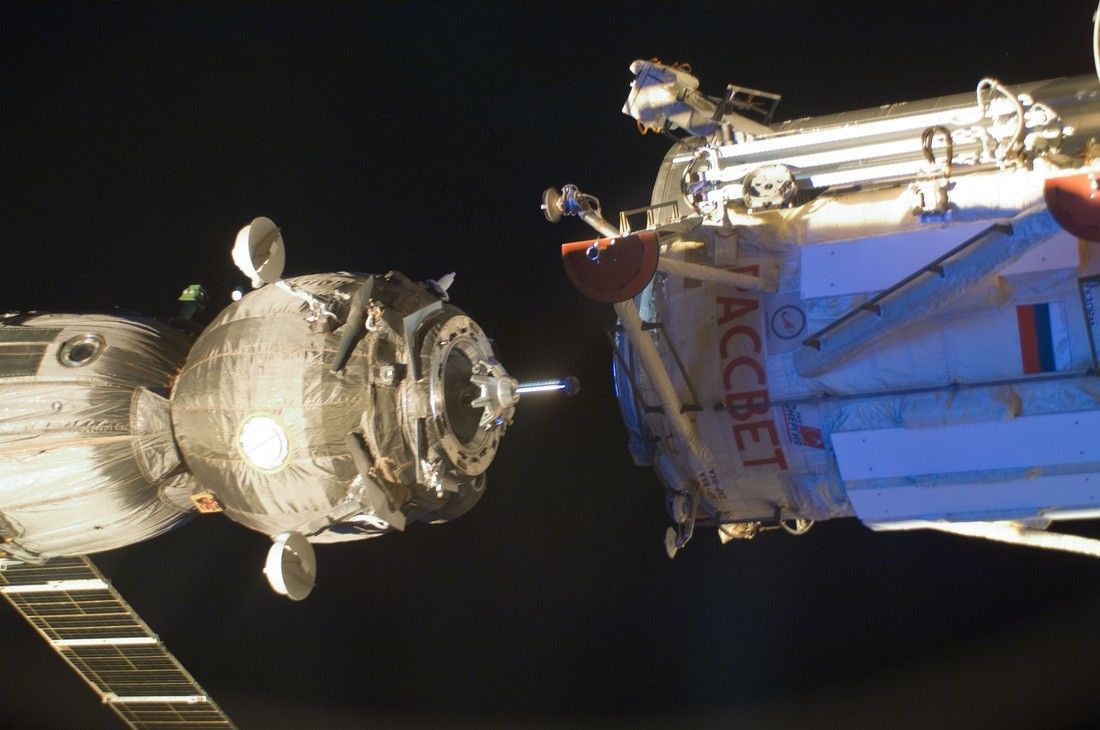 Statek Sojuz podczas dokowania do modułu Rasswiet. Fot. NASA